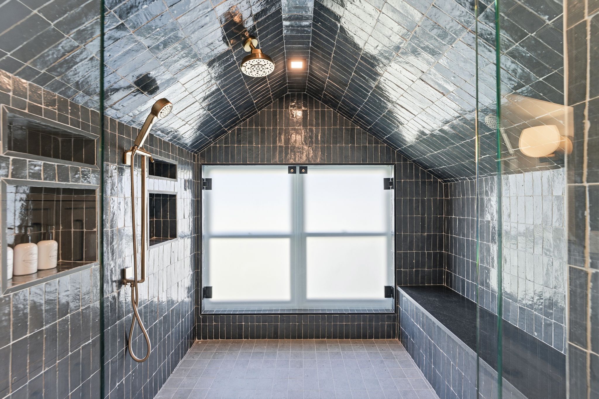 Rumah | Kamar mandi | Bathtub dan shower terpisah dan perlengkapan mandi gratis