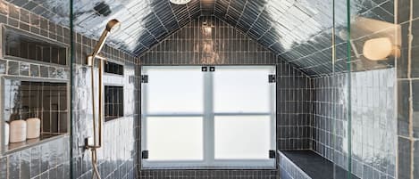 Huis | Badkamer | Een aparte badkuip en douche, gratis toiletartikelen, een haardroger
