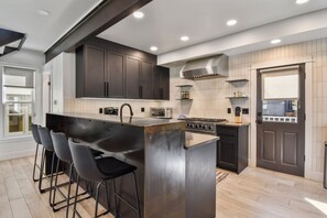 House | Private kitchen | Full-size fridge, microwave, oven, stovetop - Peak of Park Ave By Park City Vacations (Park City)