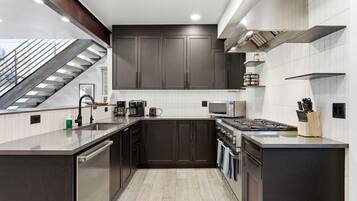 Rumah | Dapur pribadi | Lemari es besar, microwave, oven, dan kompor