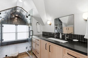 House | Bathroom | Separate tub and shower, free toiletries, hair dryer, towels - Peak of Park Ave By Park City Vacations (Park City)