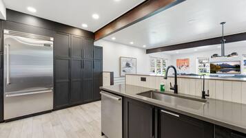 Rumah | Dapur pribadi | Lemari es besar, microwave, oven, dan kompor