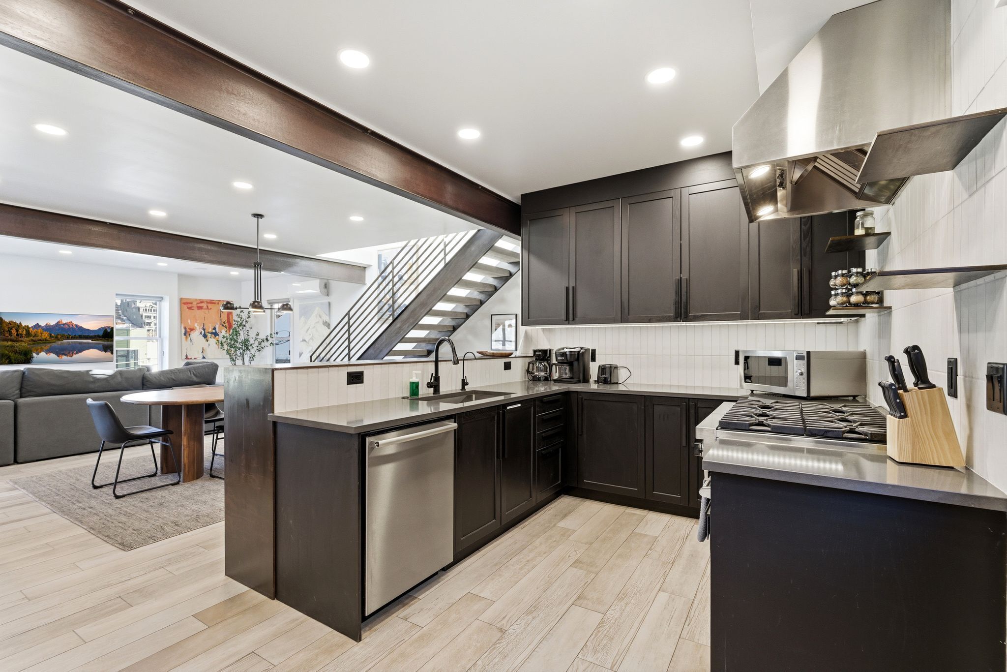 House | Private kitchen | Coffee/tea maker, full-size fridge, microwave, oven