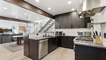 House | Private kitchen | Coffee/tea maker, full-size fridge, microwave, oven