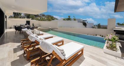 Amazing beach view , walk to the beach. Cleaning & Concierge.