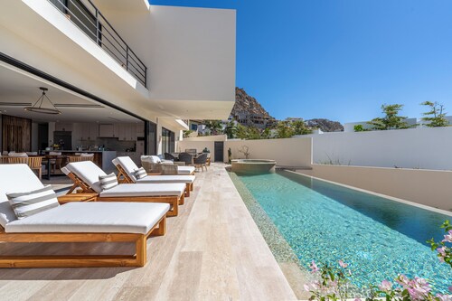 Amazing Beach View , Walk to the Beach. Cleaning & Concierge