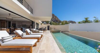 Amazing Beach View , Walk to the Beach. Cleaning & Concierge