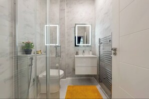 Deluxe Apartment, 2 Bedrooms | Bathroom - The Carlton Residences (London)