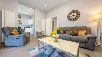 Apartamento luxo, 2 quartos | Área de estar