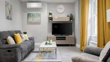 Apartamento superior, 3 quartos | Área de estar