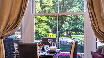 Exclusive Apartment, 3 Bedrooms | Living area