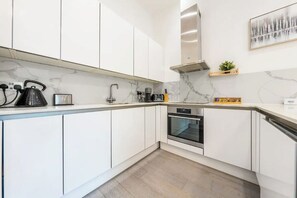 Apartamento exclusivo, 3 quartos | Cozinha privada | Geladeira grande, micro-ondas, fogão, cooktop
