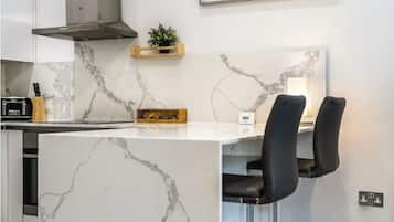 Apartamento exclusivo, 3 quartos | Opções para refeição no quarto