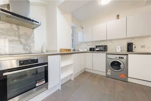 Executive Apartment, 3 Bedrooms | Private kitchen | Full-sized fridge, microwave, oven, stovetop - The Carlton Residences (London)