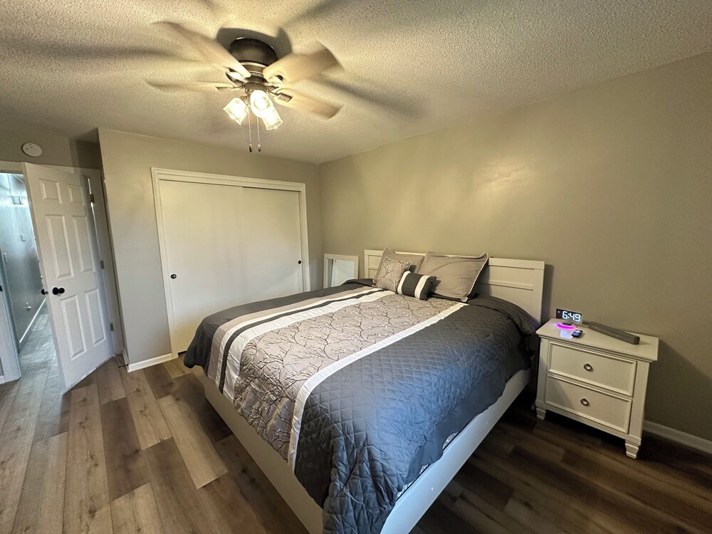 Modern Duplex Close to Casino, Downtown & CHI Event Center Council