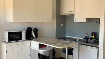 Een koelkast, een magnetron, een kookplaat