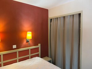 1 Schlafzimmer, Bügeleisen/Bügelbrett