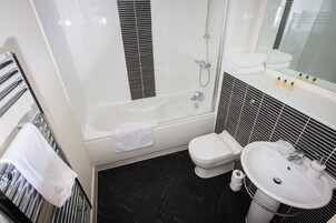 Apartamento superior | Banheiro | Banheira e chuveiro separados, chuveiro com efeito de chuva