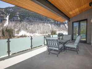 Outdoor dining - Vail Mountain Vista | 5BR Luxury Home w/ summer AC, Hot Tub, Elevator, Chef’s Ki (Vail)