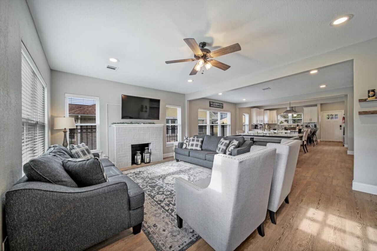 Gated Home And Parking | Sleeps Up To 24 - Houston, TX