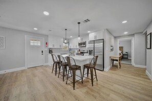 冷蔵庫、電子レンジ、オーブン、コンロ