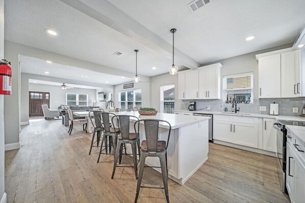 冷蔵庫、電子レンジ、オーブン、コンロ