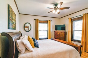 4 bedrooms, desk, iron/ironing board, Internet - Charming Winterset Vacation Rental w/ Yard & Patio (Winterset)