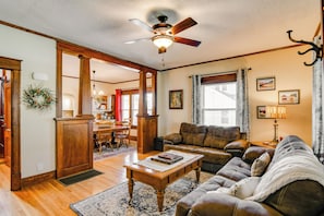 TV, books - Charming Winterset Vacation Rental w/ Yard & Patio (Winterset)