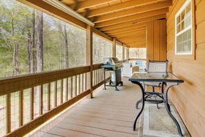 Outdoor dining - Cozy Cabin w/ Grill & Fire Pit By Dale Hollow Lake (Byrdstown)