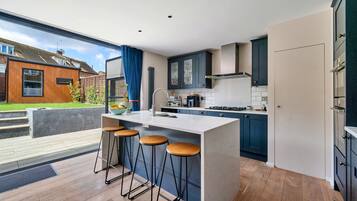 Kjøleskap, mikrobølgeovn, ovn og oppvaskmaskin