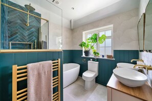 Shower, hair dryer, towels - The Secret Garden (London)