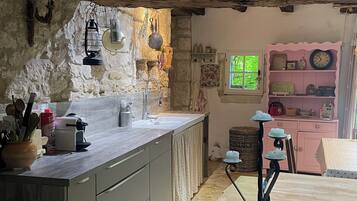 Een koelkast, een magnetron, een oven, een kookplaat