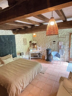 5 quartos, escrivaninha, ferros/tábuas de passar roupa, berço de viagem