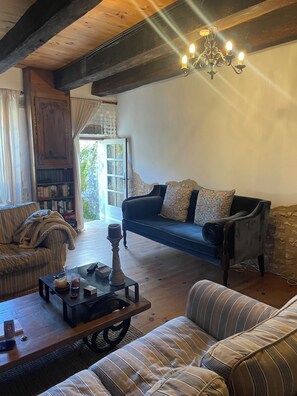 TV, fireplace, DVD player, books - Spacious, rustic charm for 10, with pool, in Dordogne Aquitaine (La Roquille)