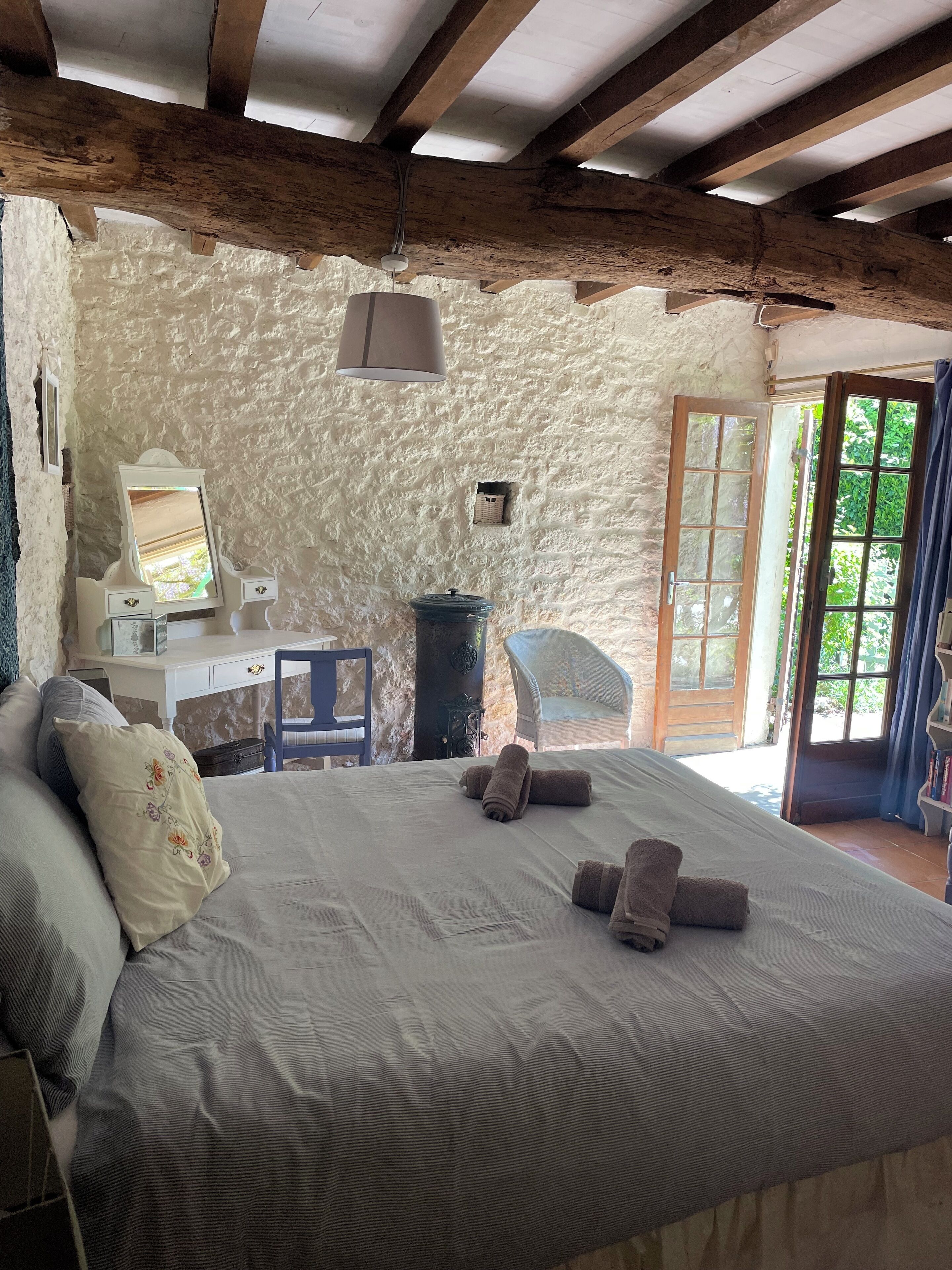 5 slaapkamers, een bureau, een strijkplank/strijkijzer, reisbedje