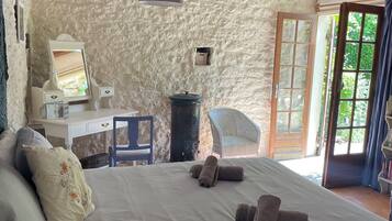 5 slaapkamers, een bureau, een strijkplank/strijkijzer, reisbedje