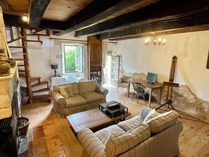 TV, fireplace, DVD player, books - Spacious, rustic charm for 10, with pool, in Dordogne Aquitaine (La Roquille)