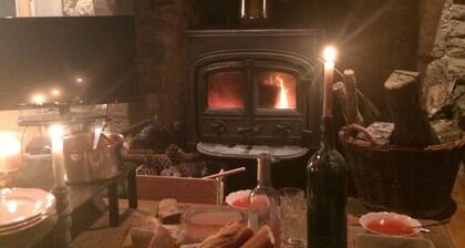 Spacious, rustic charm for 10, with pool, in Dordogne Aquitaine