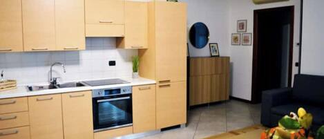 Fridge, oven, stovetop, coffee/tea maker