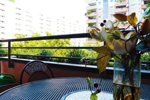 Outdoor dining - A stone's throw from Milan
 excellent studio apartment (Cusano Milanino)