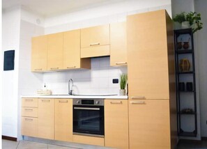 Fridge, oven, stovetop, coffee/tea maker