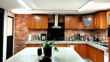 Deluxe Room, Balcony, City View | Shared kitchen | Microwave, stovetop, toaster, blender