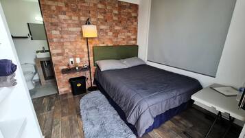 Chambre Deluxe, balcon, vue ville | Coffres-forts dans les chambres, bureau