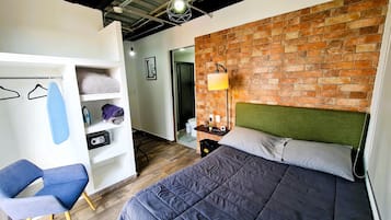 Habitación Deluxe, balcón, vista a la ciudad | Caja de seguridad en la habitación y decoración personalizada