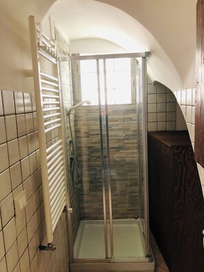 Executive Apartment, City View | Bathroom | Shower, rainfall showerhead, free toiletries, hair dryer