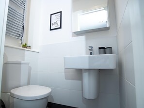 House | Bathroom - Exeter Cathedral Two-bedroom Stay (Exeter)