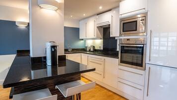 Apartment | Private kitchen | Electric kettle, toaster