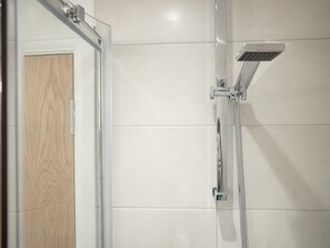 A shower with a chrome head and a flexible hose. - One-bedroom Near Torquay Museum by Belvilla (Torquay)