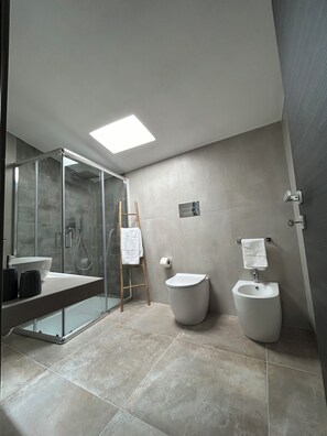 Double Room (Camera 1, senza vista) | Bathroom | Hair dryer - La casa di Pippo Flora (Agrigento)