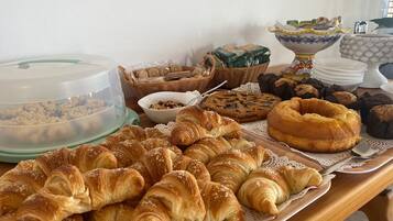 Café da manhã com pratos da culinária local grátis todos os dias